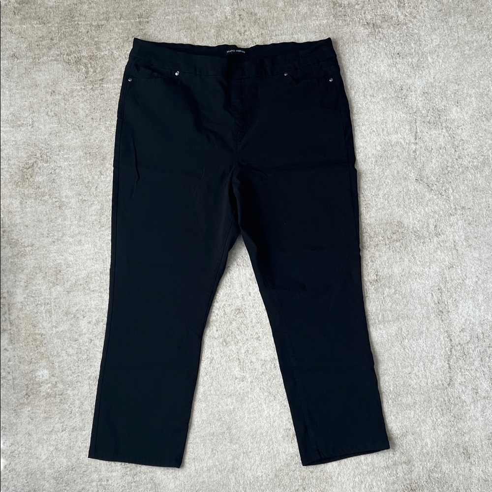 Mario Serrani Women's Black Stretch Pullon Straight Leg Capris